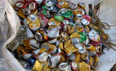 Latas de alumínio destinadas a reciclagem.