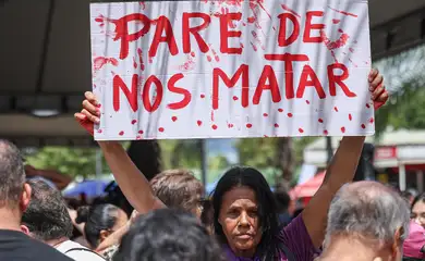 Brasília (DF), 07/12/2025 - O Levante Mulheres Vivas realiza ato na área central de Brasília para denunciar o feminicídio e todas as formas de violência contra mulheres. Foto: Marcelo Camargo/Agência Brasil