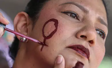 Brasília (DF), 07/12/2025 - O Levante Mulheres Vivas realiza ato na área central de Brasília para denunciar o feminicídio e todas as formas de violência contra mulheres. Foto: Marcelo Camargo/Agência Brasil