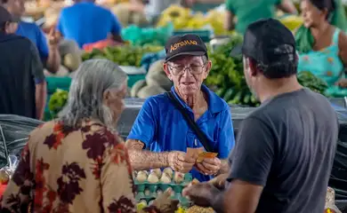 12/05/2026 - Santarém- O Mercado 2000 é um pilar histórico e econômico de Santarém, fundado para organizar o comércio que pulsava às margens do Rio Tapajós. Desde sua inauguração, ele se tornou o principal entreposto de abastecimento, conectando produtores rurais e ribeirinhos diretamente ao consumidor urbano. Sua importância é vital: movimenta milhões na economia local e sustenta centenas de famílias através da venda de peixes frescos, frutas regionais e artesanato. Mais que um centro comercial, é um símbolo da identidade santarena e da força do empreendedorismo amazônico.. Foto: Rafa Neddermeyer/Agência Brasil