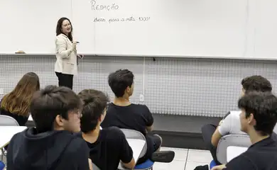 Brasília (DF), 30/10/2024 - Professora do colégio Galois, Hagda Vasconcelos, fala com alunos sobre dicas de redação para o Enem 2024. Foto: Bruno Peres/Agência Brasil