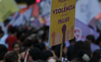 Rio de Janeiro (RJ), 08/03/2023 - Mulheres fazem passeata no Dia Internacional da Mulher - 8M, por direitos e contra a violência e o feminicídio, no centro da cidade. Foto: Fernando Frazão/Agência Brasil