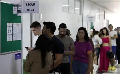 Brasília (DF), 04/10/2026 - Pessoas chegam para votação das Eleições 2026 na Unieuro. Foto: Bruno Peres/Agência Brasil