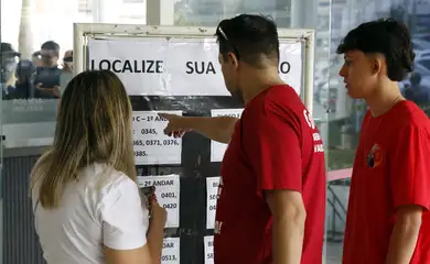 Brasília (DF), 04/10/2026 - Pessoas chegam para votação das Eleições 2026 na Unieuro. Foto: Bruno Peres/Agência Brasil