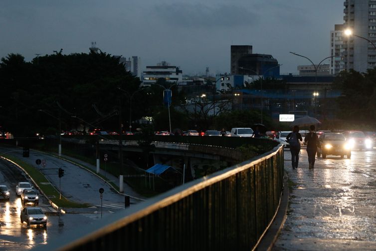 Chuvas Intensas e Avisos de Tempestade no Centro-Oeste e Sudeste do Brasil
