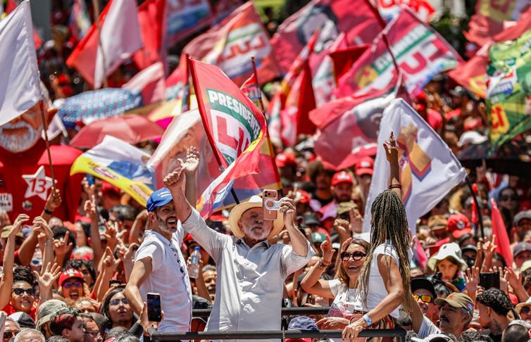 Lula Defende Fim da Escala 6x1 e Soberania Nacional em Ato de Campanha