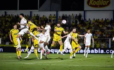 Com um a mais, Mirassol vence e complica Internacional no Brasileirão