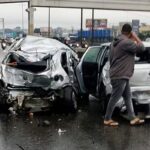 Motorista de ônibus infarta e engavetamento com 20 veículos deixa 11 feridos na Dutra, no Rio
