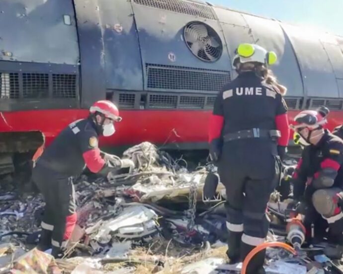 Espanha registra 69 mortos em acidente com trens de alta velocidade