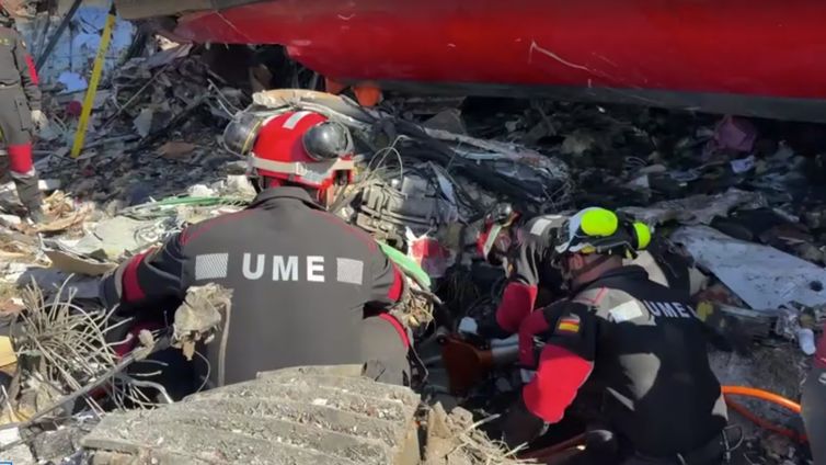 Número de mortos em acidente entre trens de alta velocidade na Espanha sobe para 64
