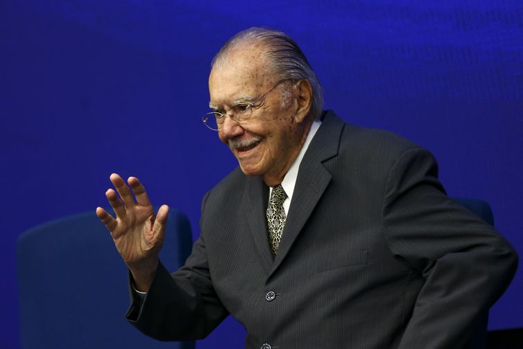José Sarney Recebe Alta Após Cirurgia Abdominal