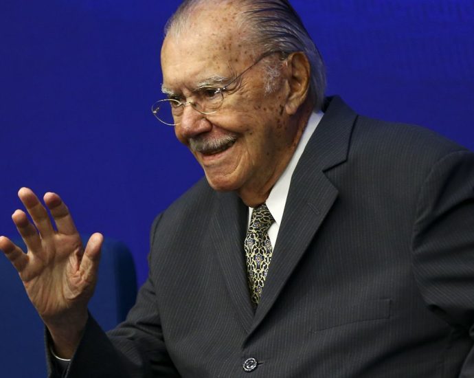 José Sarney Recebe Alta Após Cirurgia Abdominal