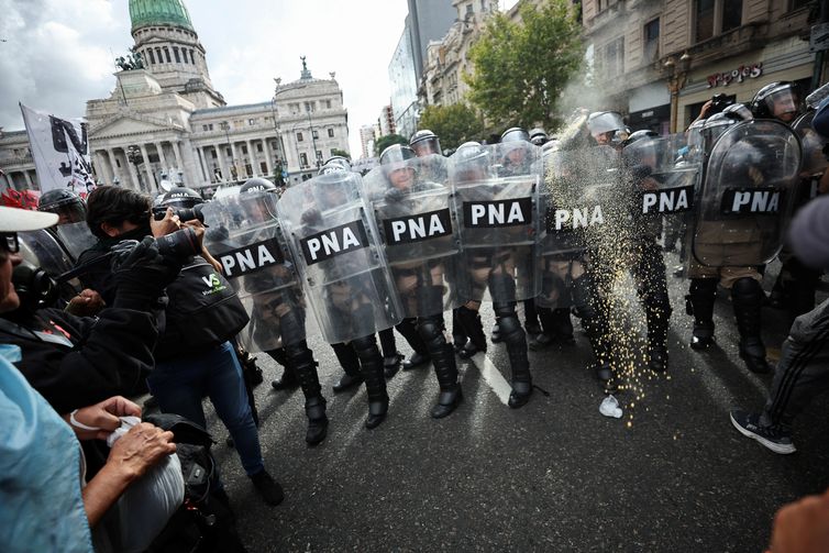 Impactos do Ajuste Fiscal de Milei na Aposentadoria na Argentina