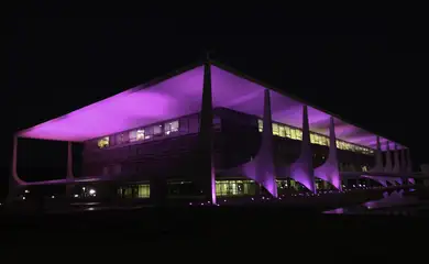 O Palácio do Planalto é um dos monumentos de Brasília iluminados de rosa para a campanha Outubro Rosa, de conscientização sobre a importância da detecção precoce do câncer de mama