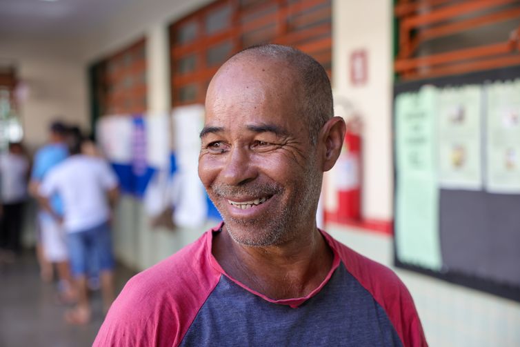 Eleitores do Distrito Federal chegam cedo para votar no segundo turno