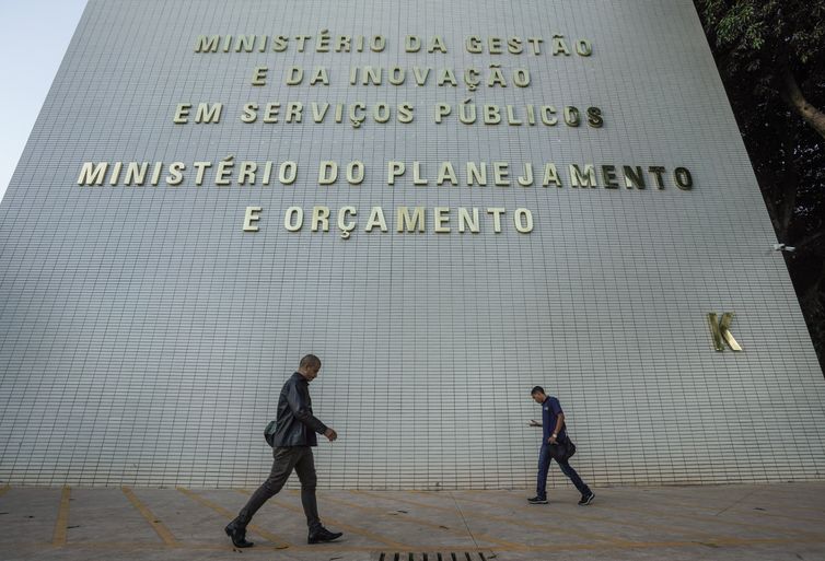 Governo Planeja Realocação de R$ 20 Bilhões no Orçamento de 2027