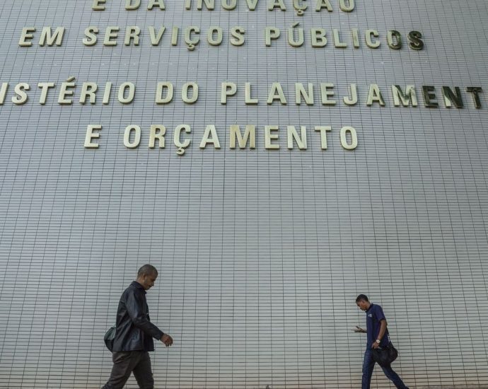 Governo Planeja Realocação de R$ 20 Bilhões no Orçamento de 2027