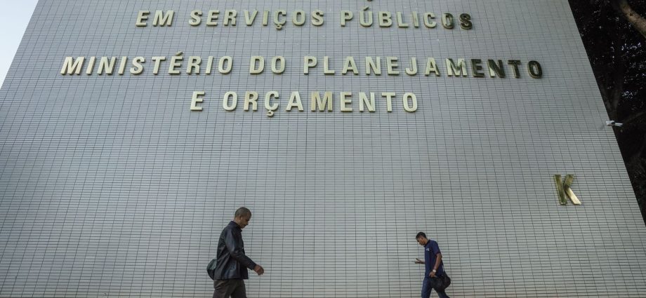 Governo Planeja Realocação de R$ 20 Bilhões no Orçamento de 2027