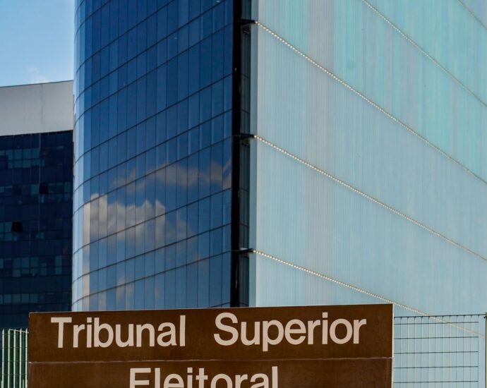Ministro do TSE proíbe suspensão do canal Exército do Lula