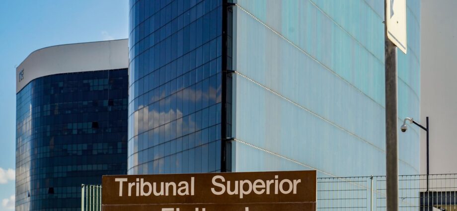 Ministro do TSE proíbe suspensão do canal Exército do Lula