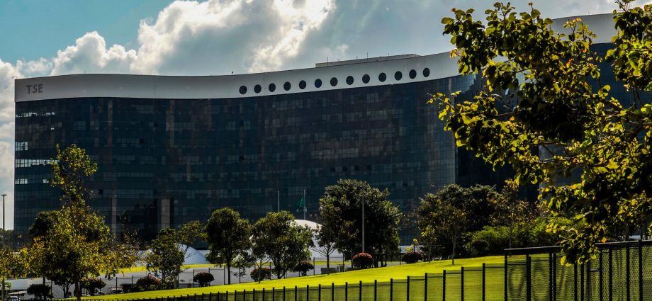 TSE Ordena Remoção de Vídeos de Lula e Janja Contra Flávio Bolsonaro