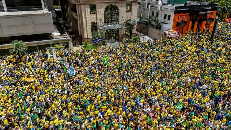 Flávio Bolsonaro Realiza Manifestação na Avenida Paulista a Uma Semana do Segundo Turno