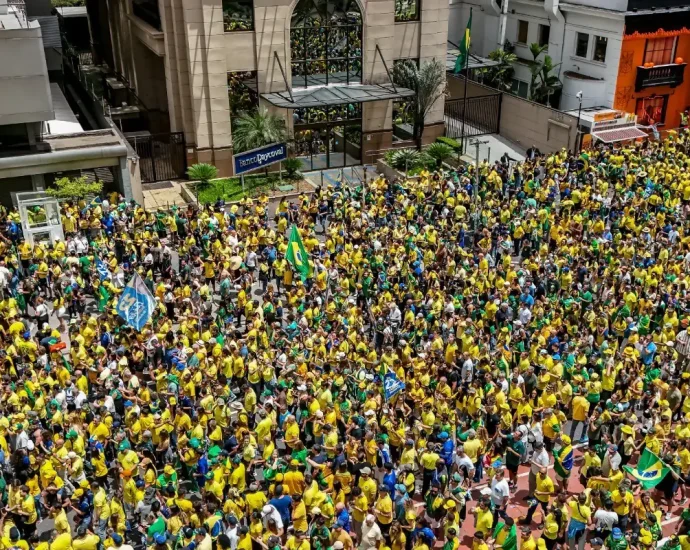 Flávio Bolsonaro Realiza Manifestação na Avenida Paulista a Uma Semana do Segundo Turno