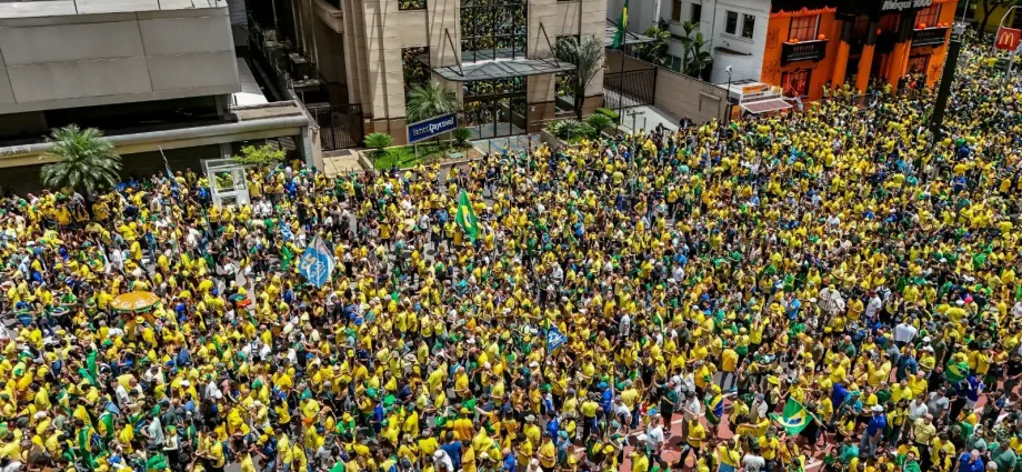 Flávio Bolsonaro Realiza Manifestação na Avenida Paulista a Uma Semana do Segundo Turno