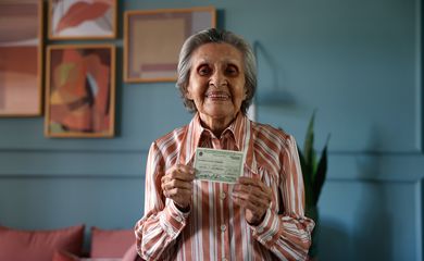 Rio de Janeiro (RJ), 10/07/2026 - Antonieta da Silva Campos, 96 anos, bancária aposentada, exibe seu título de eleitor em sua casa. Foto: Tânia Rêgo/Agência Brasil
