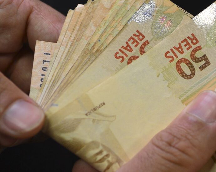 Número de brasileiros em endividamento de risco cresce 75% em cinco anos, diz Banco Central