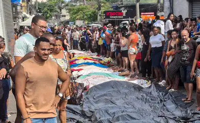 Rio de Janeiro (RJ), 22/12/2025 - Retrospectiva 2025 - Foto feita em 29/10/2025 - Dezenas de corpos são trazidos por moradores para a Praça São Lucas, na Penha, zona norte do Rio de Janeiro, após ação policial da Operação Contenção. Foto: Eusébio Gomes/TV Brasil