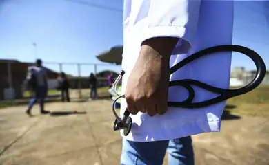 Médicos chegam ao local de prova para a segunda etapa do Exame Nacional de Revalidação de Diplomas Médicos Expedidos por Instituição de Educação Superior Estrangeira (Revalida) 2020, em Brasília.