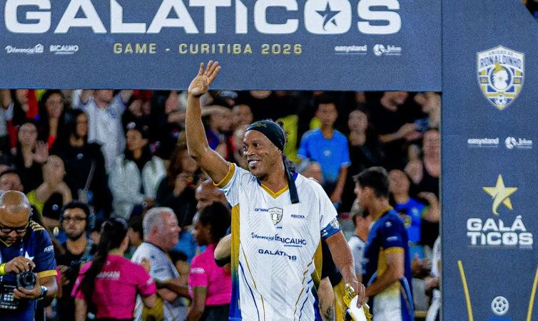 Ronaldinho Gaúcho anuncia retorno ao futebol pelo Ravenna, da Itália