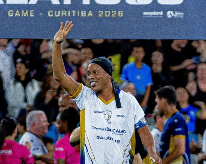 Ronaldinho Gaúcho anuncia retorno ao futebol pelo Ravenna, da Itália