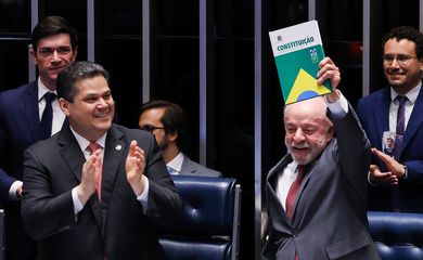 Brasília – DF – 16/10/2026 -O presidente do Senado, Davi Alcolumbre, Presidente da Câmara dos Deputados, Hugo Motta e Presidente, Luiz Inácio Lula da Silva, durante promulgação da Proposta de Emenda à Constituição (PEC 221), que acaba com a escala um dia de descanso a cada seis de trabalho no país, a escala 6x1. Lula Marques/Agência Brasil.