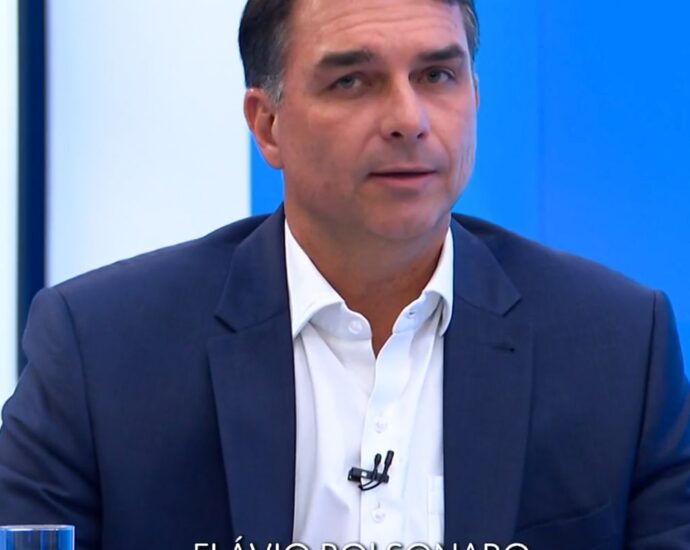 Ao votar no Rio, Flávio Bolsonaro diz representar mudança contra violência e endividamento