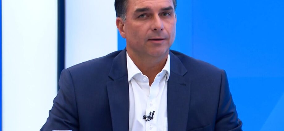 Ao votar no Rio, Flávio Bolsonaro diz representar mudança contra violência e endividamento