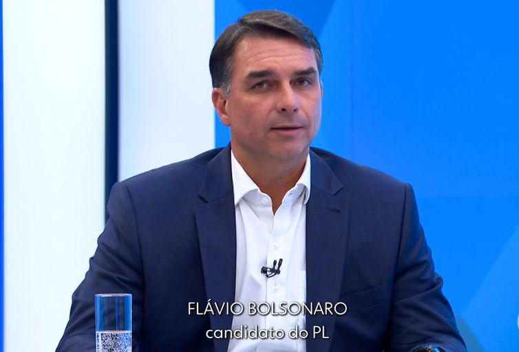 Ao votar no Rio, Flávio Bolsonaro diz representar mudança contra violência e endividamento
