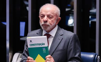 Brasília – DF – 16/10/2026 -O presidente do Senado, Davi Alcolumbre, Presidente da Câmara dos Deputados, Hugo Motta e Presidente, Luiz Inácio Lula da Silva, durante promulgação da Proposta de Emenda à Constituição (PEC 221), que acaba com a escala um dia de descanso a cada seis de trabalho no país, a escala 6x1. Lula Marques/Agência Brasil.