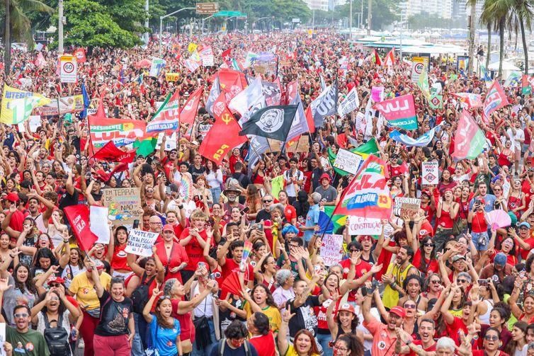 Milhares de Pessoas se Reúnem em Copacabana em Apoio à Democracia e a Lula