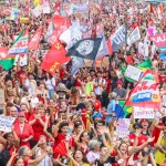 Milhares de Pessoas se Reúnem em Copacabana em Apoio à Democracia e a Lula