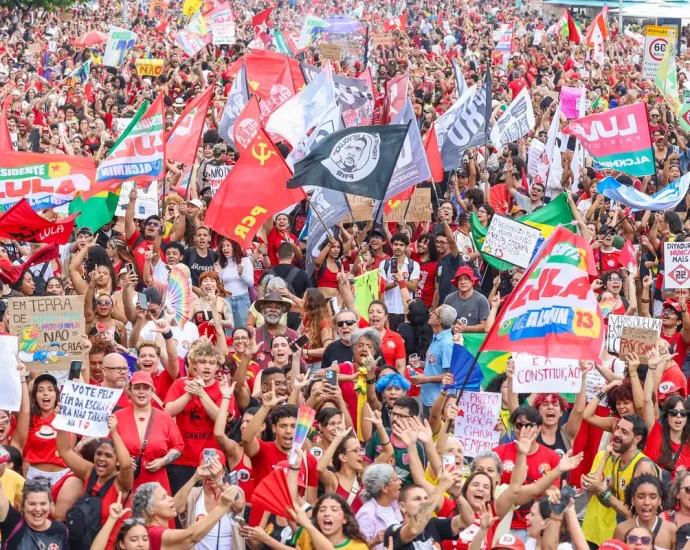 Milhares de Pessoas se Reúnem em Copacabana em Apoio à Democracia e a Lula