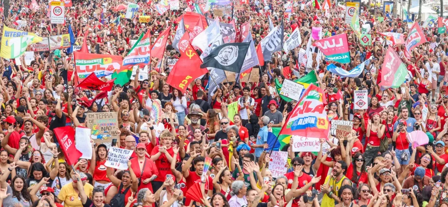 Milhares de Pessoas se Reúnem em Copacabana em Apoio à Democracia e a Lula