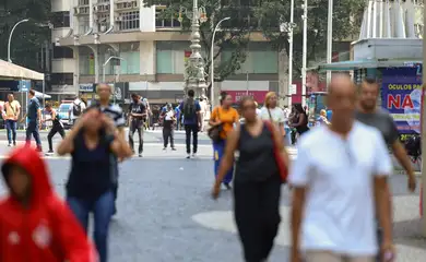 Rio de Janeiro (RJ), 15/10/2026 – Pessoas caminham em rua comercial no centro do Rio de Janeiro Foto: Tomaz Silva/Agência Brasil