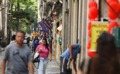 Rio de Janeiro (RJ), 15/10/2026 – Pessoas caminham em rua comercial no centro do Rio de Janeiro Foto: Tomaz Silva/Agência Brasil