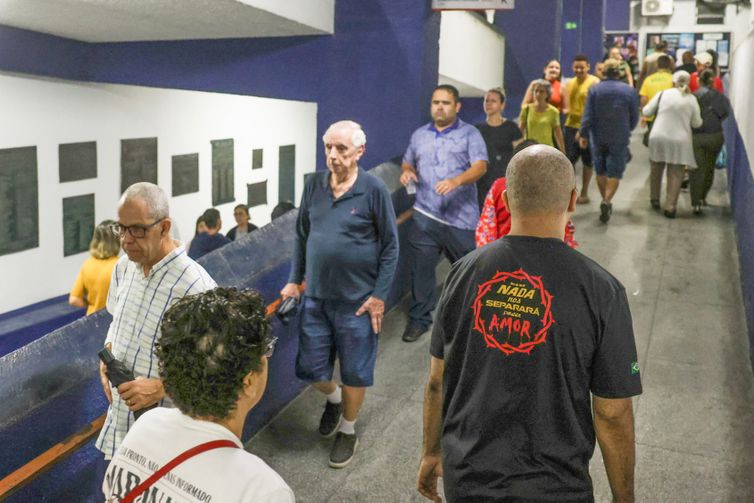 Aos 81 anos, aposentado vota no Rio dez dias após cirurgia: “não poderia ficar de fora”