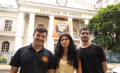 Rio de Janeiro (RJ), 29/10/2026 – Os estudantes de direito da Universidade Federal Fluminense (UFF), Simão Gabriel, Valentina Cruz e João Paulo Pimenta posam para fotografia em frente a universidade, no bairro do Ingá, em Niterói (RJ). Foto: Tomaz Silva/Agência Brasil