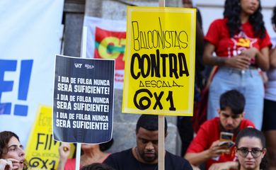 Rio de Janeiro (RJ), 01/05/2025 – Ato do Dia do Trabalhador pede o fim da escala 6x1 e melhores condições de trabalho e renda, na Cinelândia, no centro da capital fluminense. Foto: Tomaz Silva/Agência Brasil