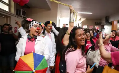 Rio de Janeiro (RJ), 23/10/2025 – Grupo de palhaços faz apresentação durante celebração do Outubro Rosa no Hospital do Câncer III, na zona norte do Rio de Janeiro. Foto: Tomaz Silva/Agência Brasil