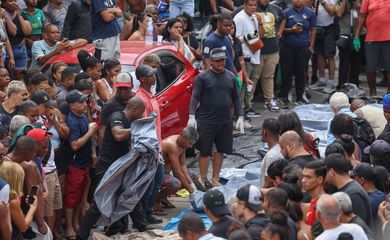 Rio de Janeiro (RJ), 29/10/2025 - Dezenas de corpos são trazidos por moradores para a Praça São Lucas, na Penha, zona norte do Rio de Janeiro. Operação Contenção. Foto: Tomaz Silva /Agência Brasil